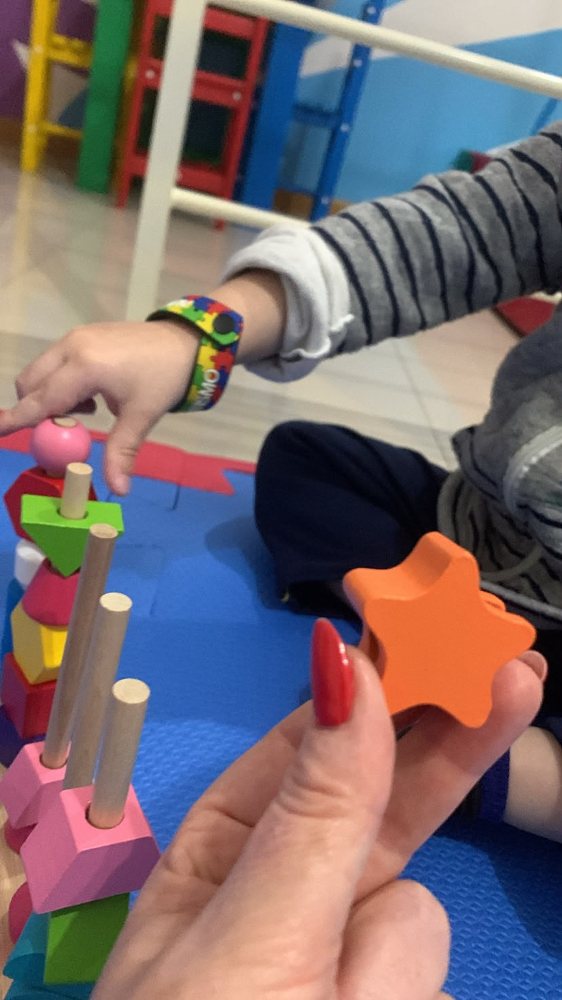 Atividade de encaixe com brinquedo de madeira